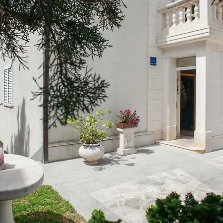 Cvjetni Dvori * Makarska